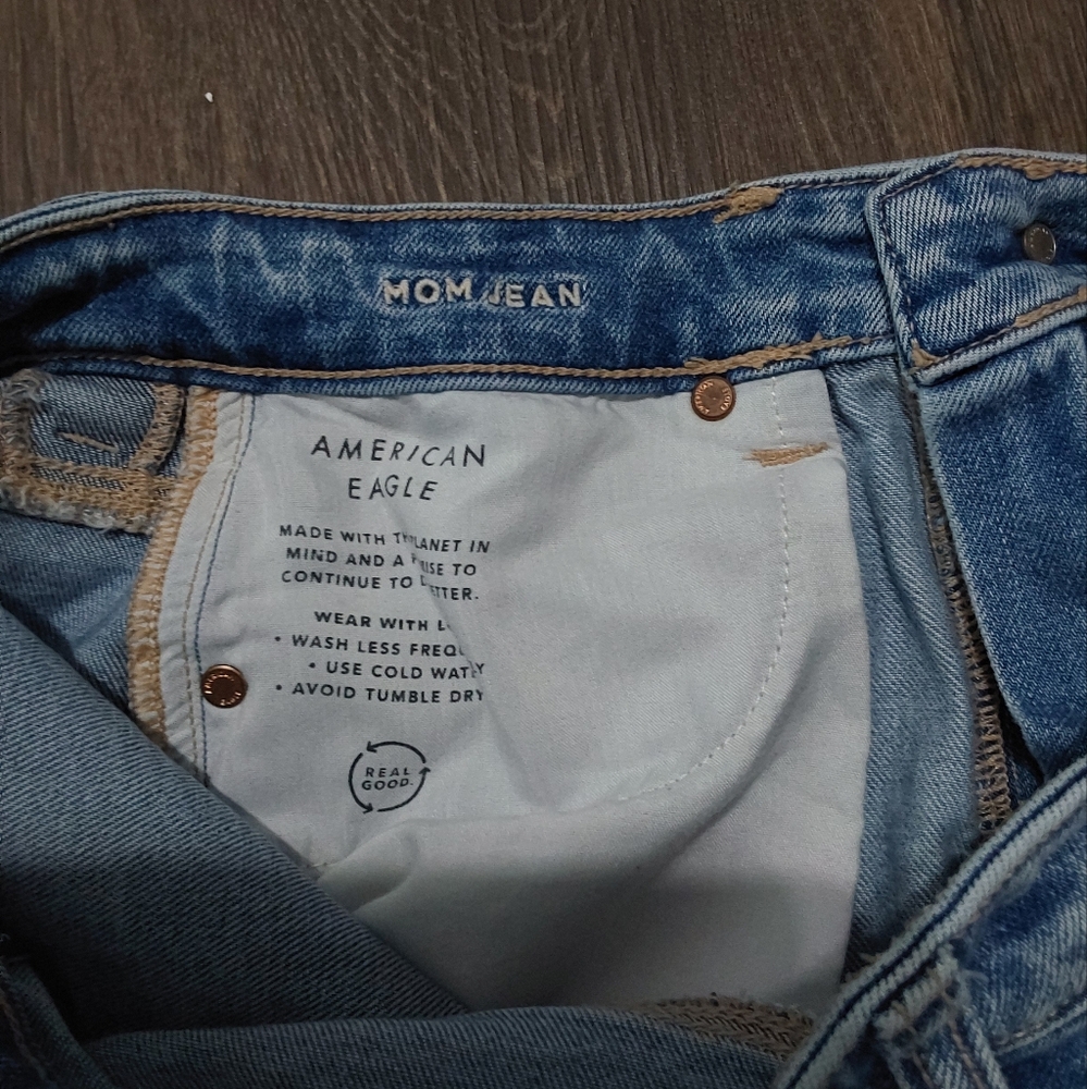 AMERICAN EAGLE NWOT Strigid Mom Jeans - Picture 4 of 6
